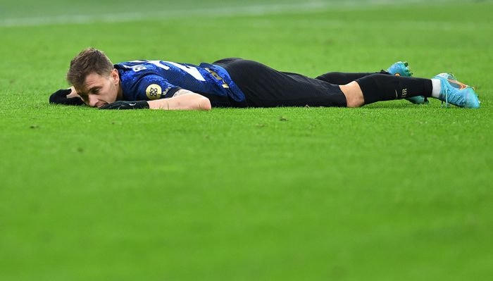 Hòa 1-1, Inter Milan để Napoli nới rộng khoảng cách lên thành 3 điểm khi đội bóng miền Nam Italy vượt qua Udinese ở trận đấu sớm. Dù còn trong tay một trận chưa đấu nhưng phong độ gần đây khiến Inter đang có dấu hiệu giương cờ trắng trong cuộc đua vô địch Serie A mùa này.