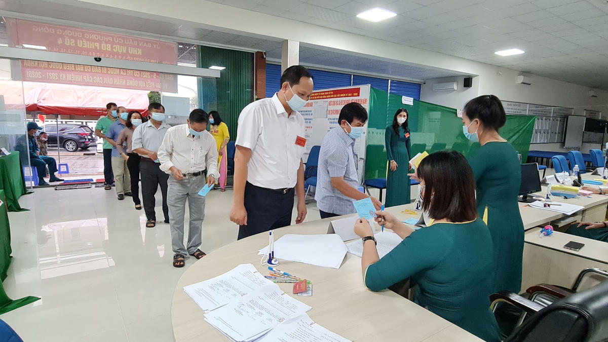 Người dân Phú Quốc thực hiện tốt 5K khi đi bỏ phiếu.
