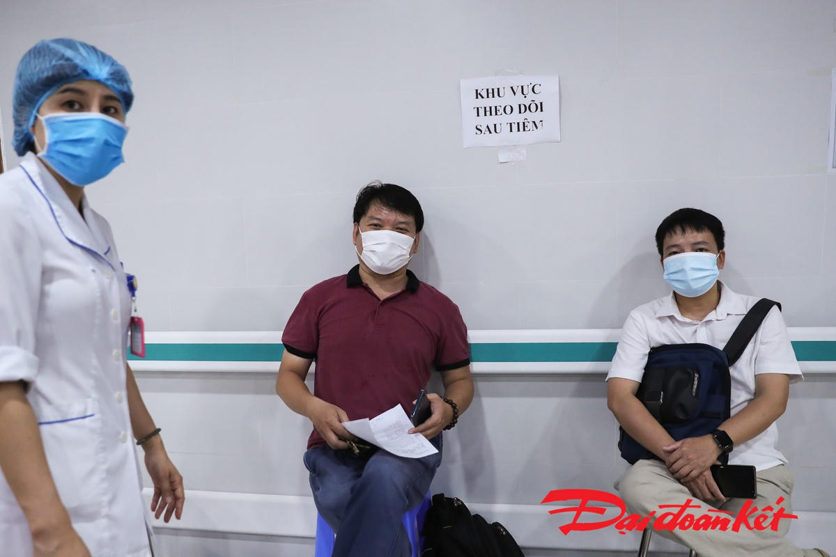 Khu vực theo dõi sau tiêm dành cho những người đã hoàn thành mũi tiêm vaccine Covid-19. Ảnh: Quang Vinh. 
