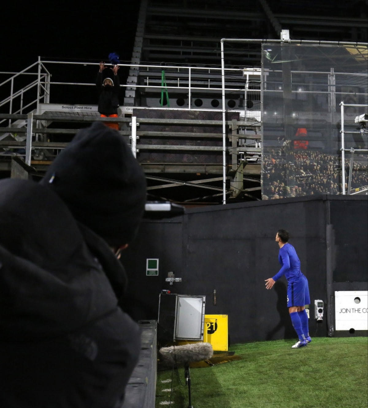 Thiago Silva tặng áo cho một công nhân đang làm việc tại sân Craven Cottage. Ảnh: Getty.  