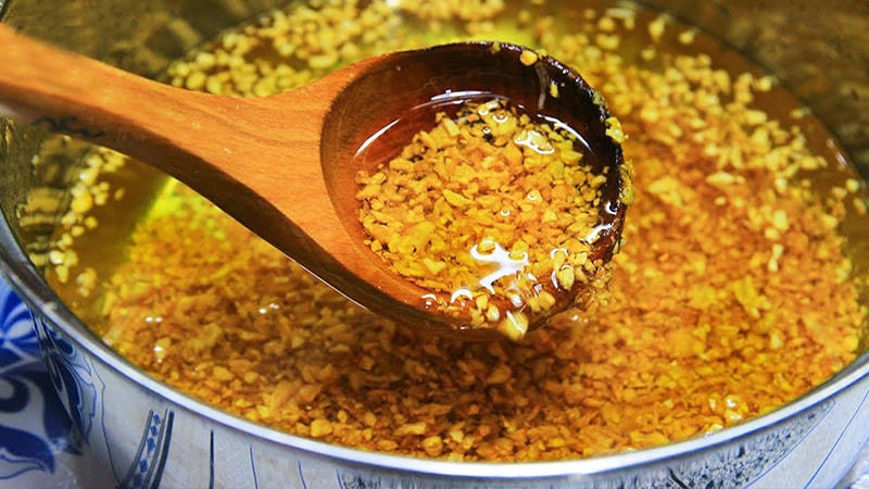 Bí quyết để tỏi phi giòn ngon là cho dầu ngập tỏi.