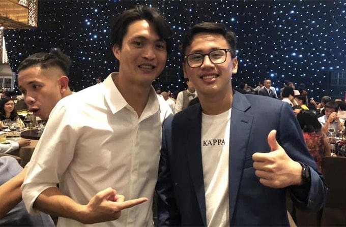 Con trai trợ lý Lê Huy Khoa thích thú khi được chụp cùng Tuấn Anh. Trước đó, Tuấn Anh cùng Văn Toàn, Hồng Duy, Xuân Trường, Đức Lương, Tấn Tài và Trung Tín đảm nhận vai trò bưng tráp trong lễ đón dâu của Công Phượng.