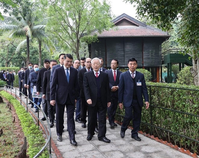 Nhân dịp Tết Nguyên đán Tân Sửu 2021, sáng 10/2, Tổng Bí thư, Chủ tịch nước Nguyễn Phú Trọng đã tới dâng hương tưởng niệm Bác Hồ tại nhà 67, trong Khu Di tích Chủ tịch Hồ Chí Minh tại Phủ Chủ tịch