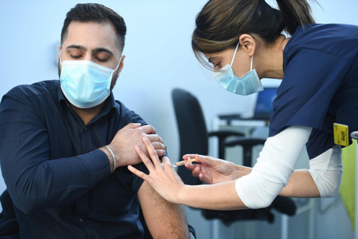 Tiêm vaccine tại Anh.