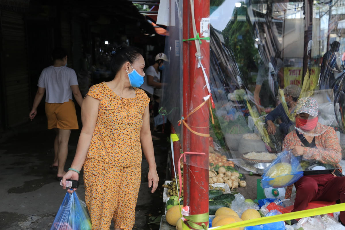 Hoạt động mua bán vẫn diễn ra bình thường, giao dịch qua phần dưới của tấm chắn khổ lớn có diện tích từ 1 - 2 mét vuông.