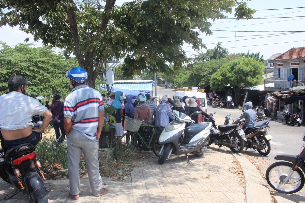 Người dân hiếu kì đến xem vụ việc.