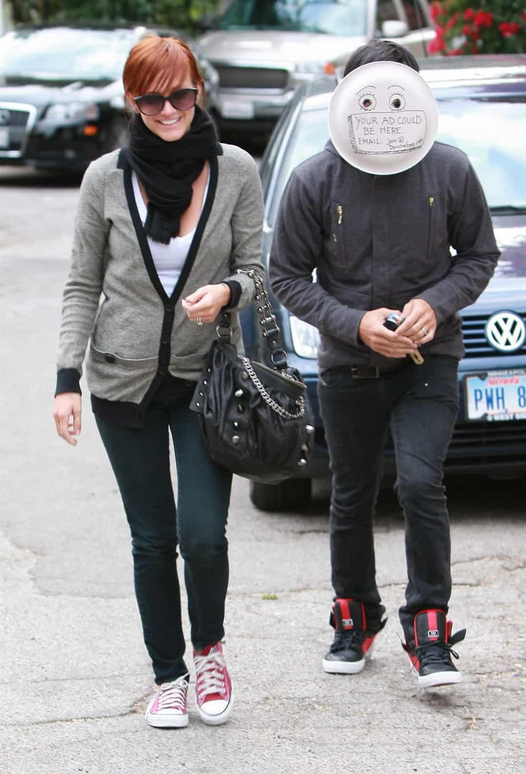 Pete Wentz đã tạo ra một chiếc mặt nạ từ một chiếc đĩa giấy và kèm theo một cơ hội quảng cáo ở mặt trước.  