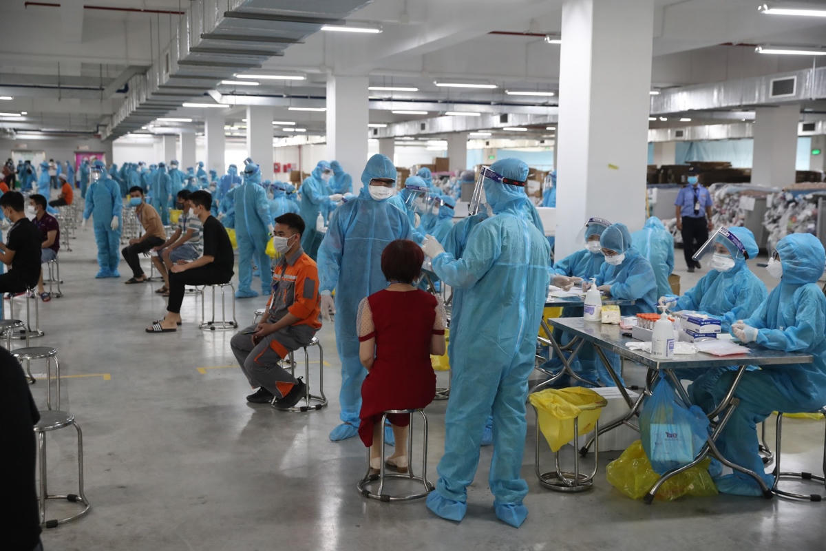 Tiếp tục đẩy nhanh xét nghiệm Covid-19 trong các khu công nghiệp Bắc Giang. Ảnh: Quang Vinh.