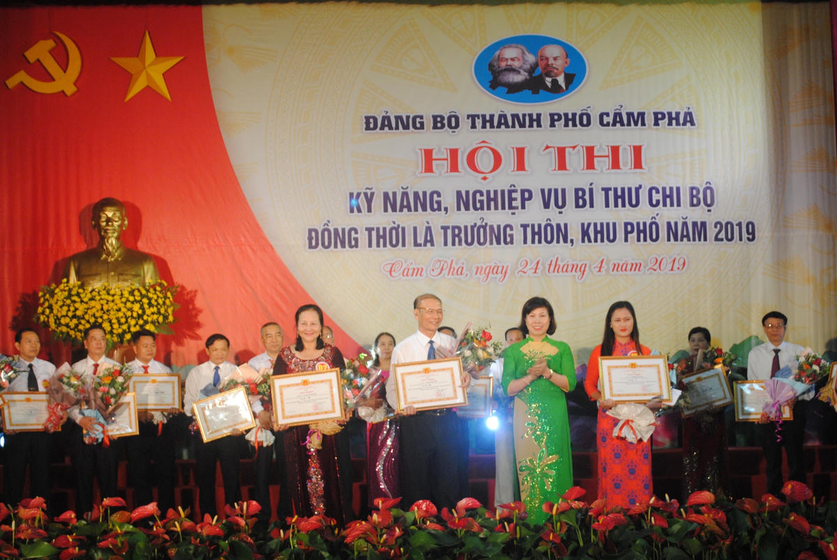 Ban tổ chức hội thi trao 3 giải nhất cho 3 thí sinh.