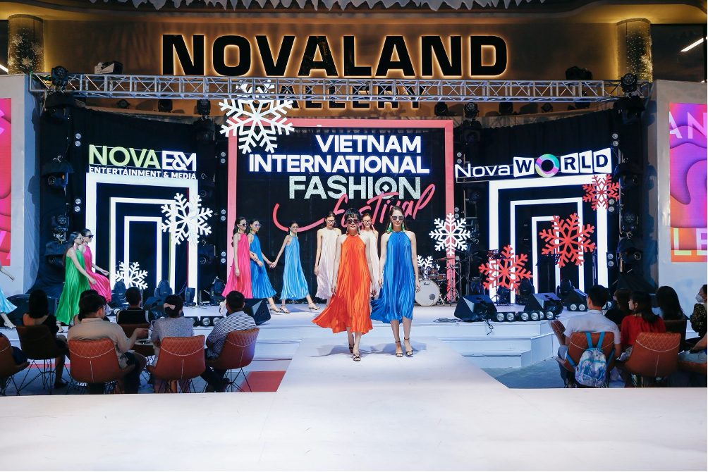 VIFF mang đến những BST thời trang đặc sắc đến của các nhà thiết kế danh tiếng như Adrian Anh Tuấn, Đức Duy, Hà Linh Thư…