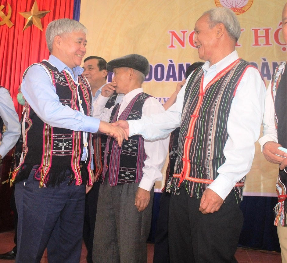 Ông Đỗ Văn Chiến, Chủ tịch UBTƯ MTTQ Việt Nam trò chuyện với đại biểu tại Ngày hội.