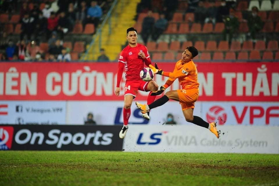Cầu thủ CLB Bóng đá Hải Phòng thi đấu trong mùa giải 2021.