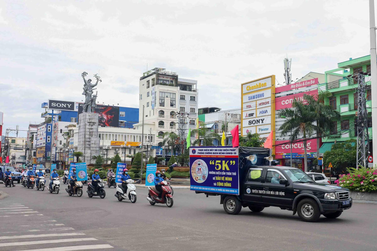 Tuyên truyền lưu động phòng, chống dịch Covid-19, tại Nha Trang (Khánh Hòa).