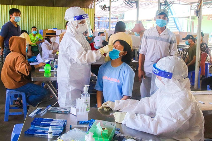  Lấy mẫu test nhanh Covid-19 cho người  dân Khánh Hòa.