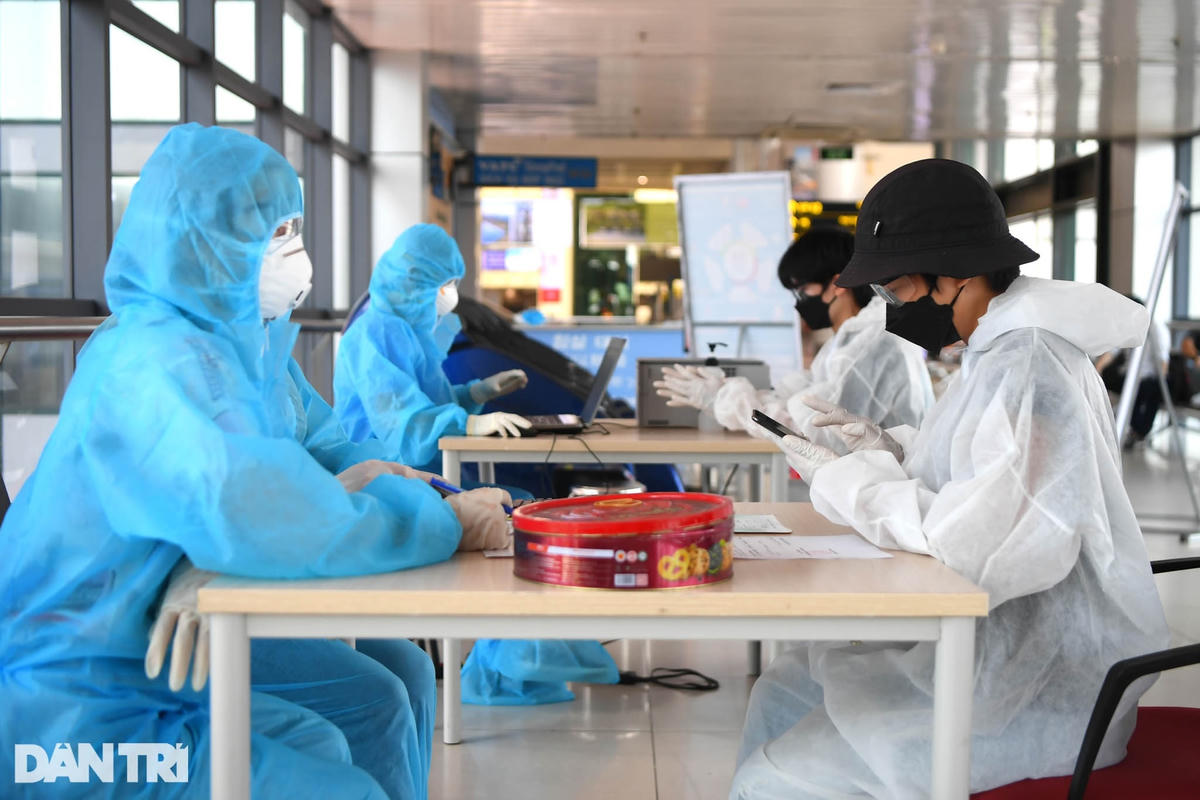Cận cảnh test nhanh Covid-19 cho khách ra vào Thủ đô ở sân bay Nội Bài