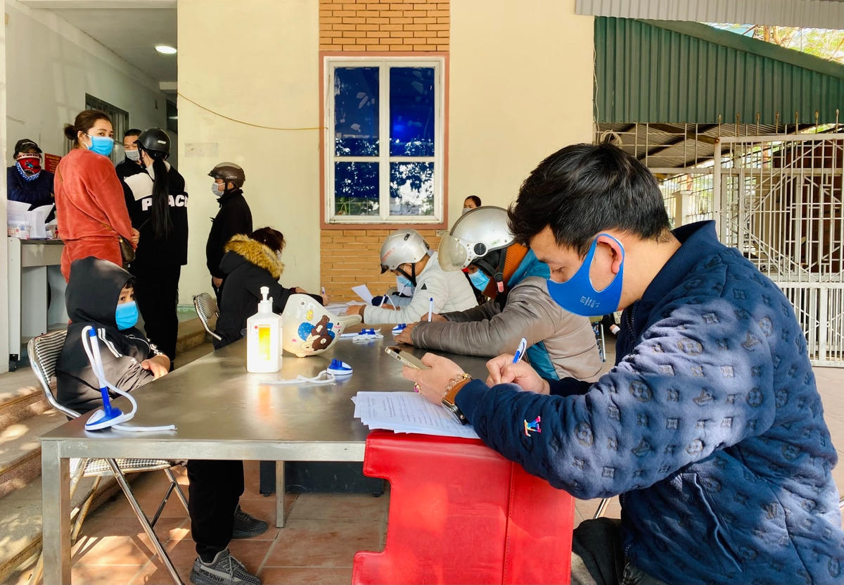 Người dân thực hiện khai báo y tế tại Trạm Y tế phường Cao Xanh.