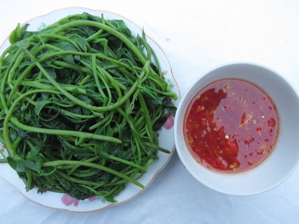 Ngọn khoai lang luộc chấm sốt cà chua – món ăn tốt cho người đái tháo đường.