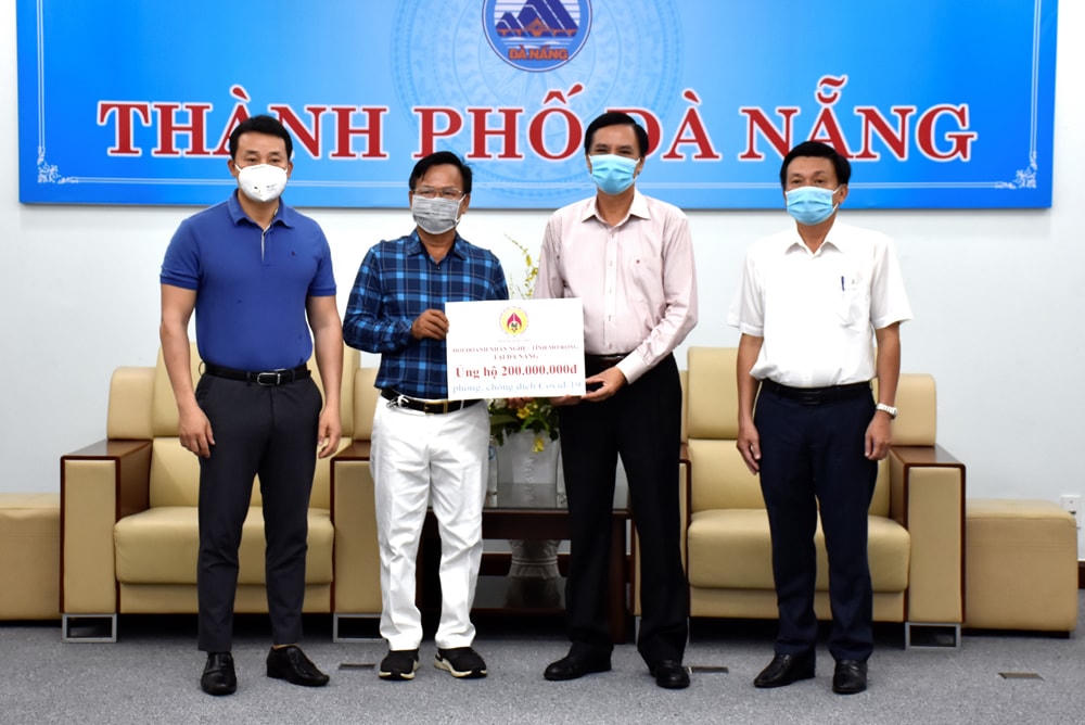 Tiếp nhận ủng hộ từ Tập đoàn Hòa Phát. Ảnh Thanh Tùng.