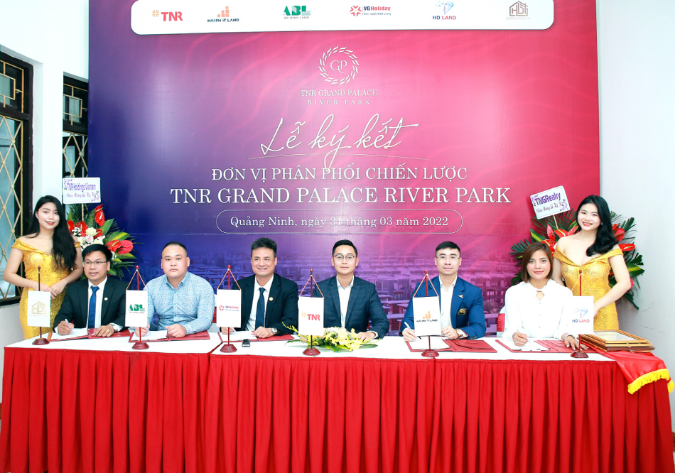 Đại diện TNR Holdings Vietnam và 5 đơn vị phân phối ký kết phân phối chiến lược các sản phẩm cuối cùng dự án TNR Grand Palace River Park