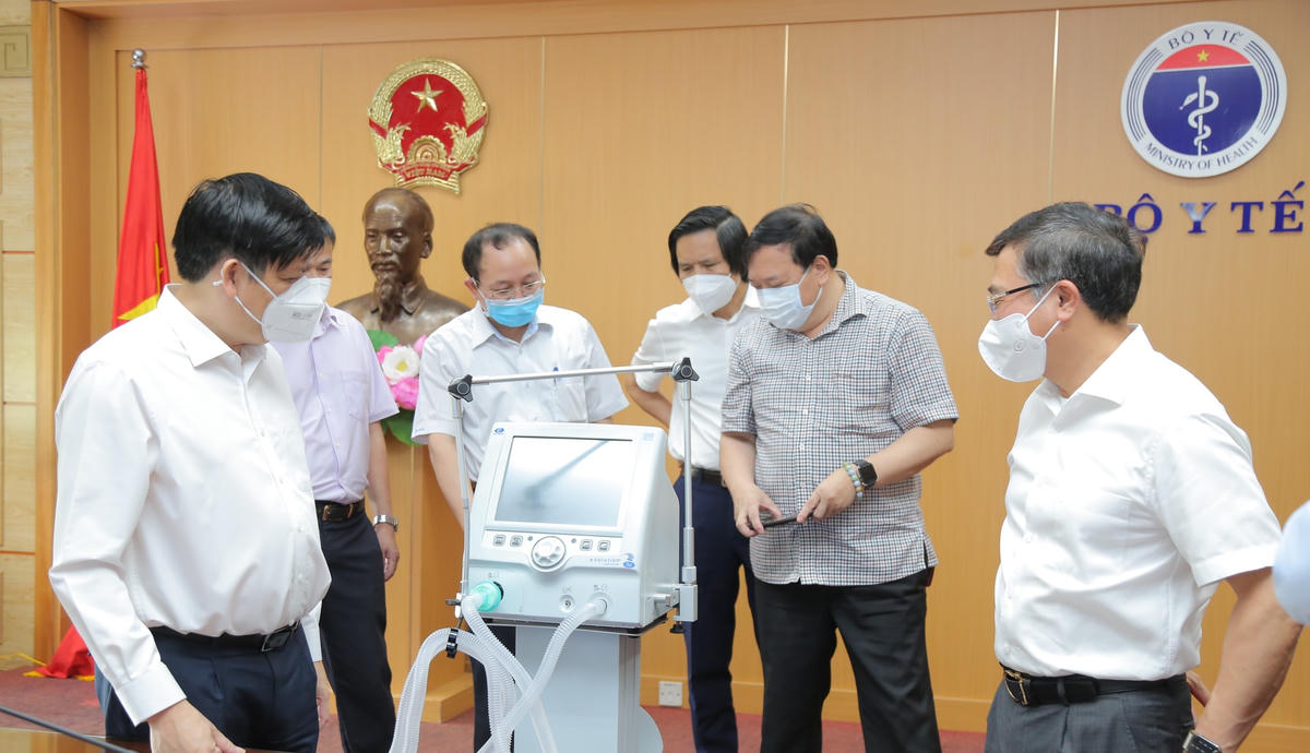 Tập đoàn Dầu khí Quốc gia Việt Nam trao tặng 200 máy thở và 3000 ống dây thở trị giá 84 tỷ đồng.