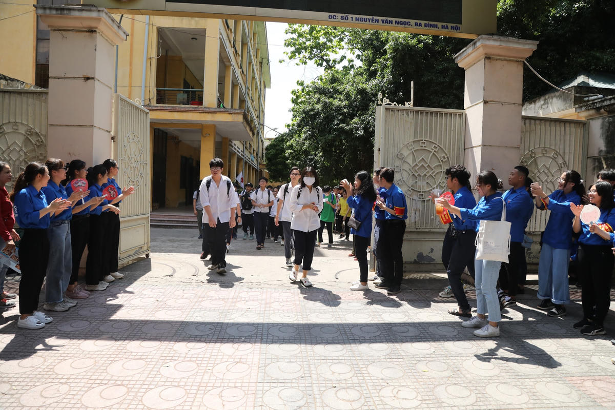 Thí sinh dự thi vào lớp 10 tại Hà Nội. Ảnh: Phạm Quang Vinh.