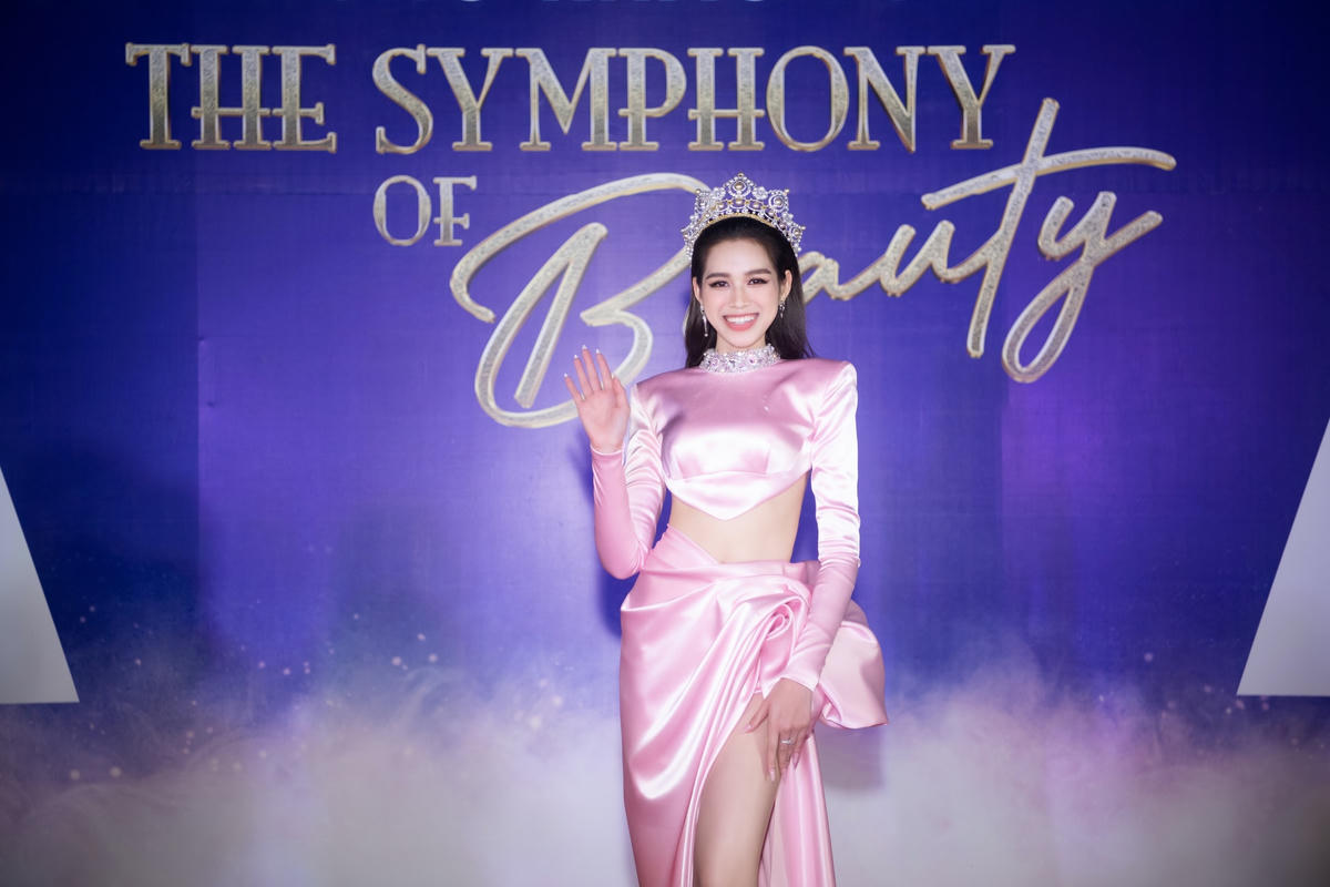Trở về từ Miss World 2021, Hoa hậu Đỗ Thị Hà ngày càng cho thấy sự trưởng thành của bản thân từ phong cách thời trang cho đến khả năng ứng xử. Người đẹp xứ Thanh gợi cảm trong bộ váy cut out tông hồng, là tâm điểm chú ý khi có mặt trên thảm đó chung kết  Miss World Việt Nam 2022.