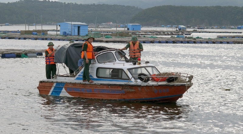 Lực lượng chức năng Phú Yên kiểm tra khu vực vịnh Xuân Đài (huyện Sông Cầu, Phú Yên).