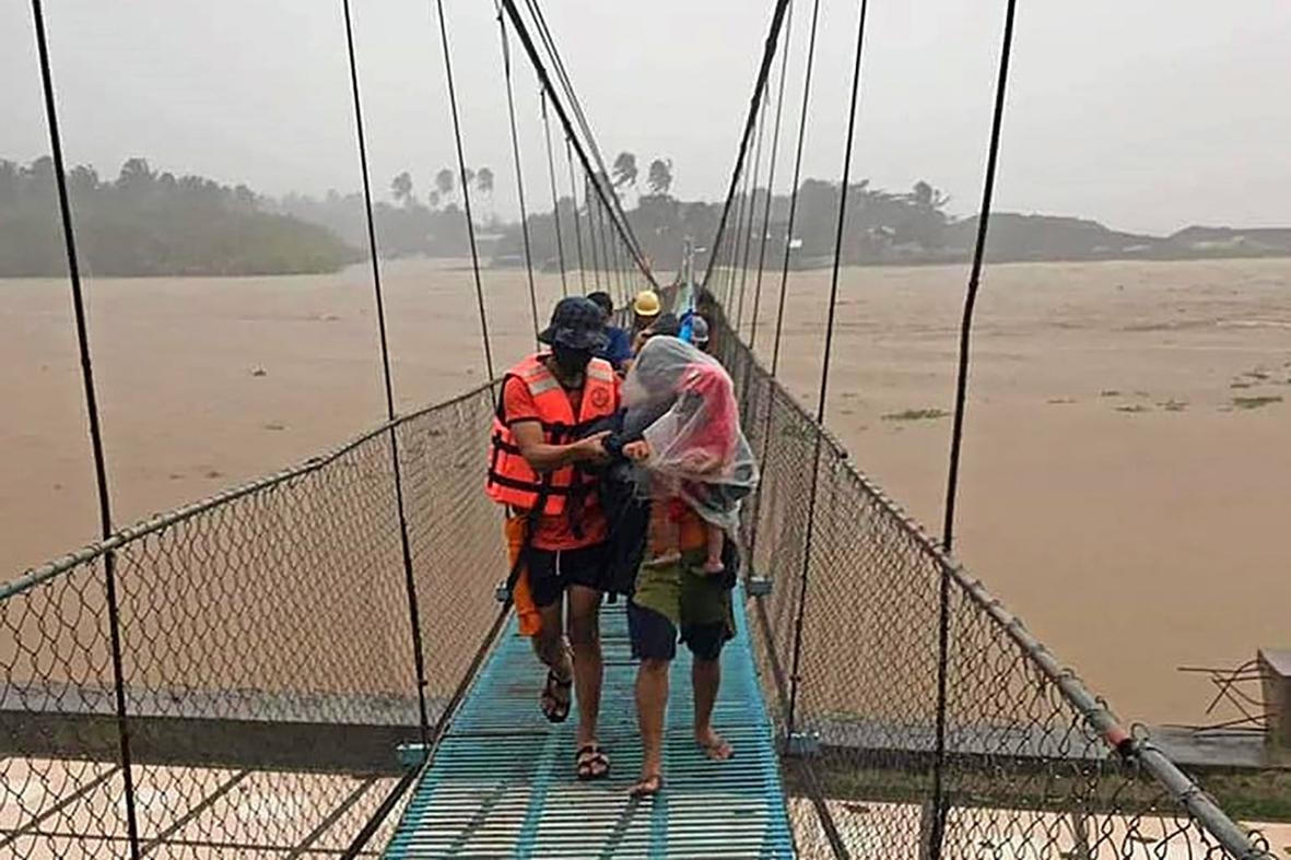 Người dân nhanh chóng sơ tán khỏi những khu vực bị ảnh hưởng do siêu bão Rai. Ảnh: AP.