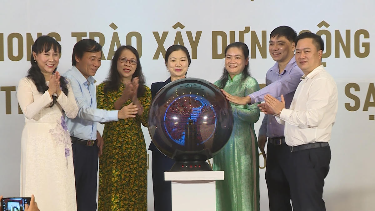 Phó Chủ tịch Trương Thị Ngọc Ánh ấn nút phát động.