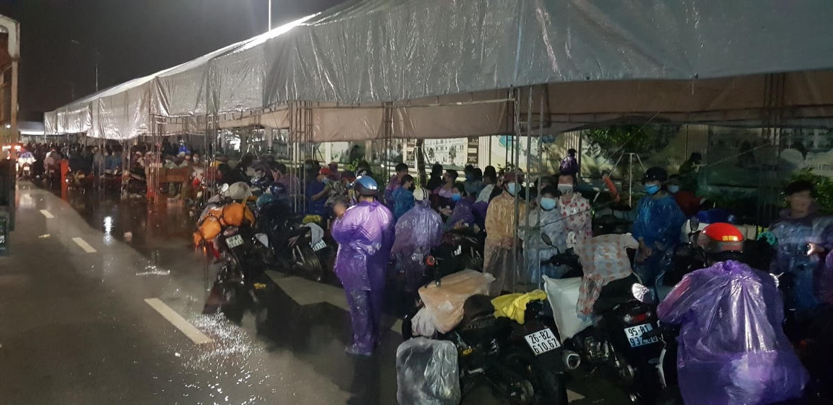 Đêm ngày 5/10, Nghệ An tiếp tục đón tiếp, hỗ trợ thực phẩm, phân luồng giao thông cho hàng trăm người dân đi xe máy về quê. Ảnh: Điền Bắc.