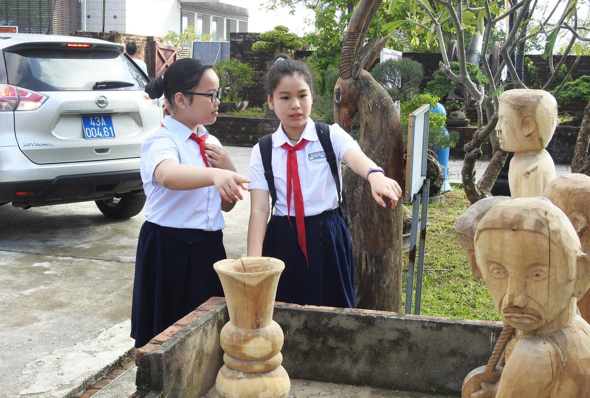 Học sinh các trường học ở Đà Nẵng thích thú với vật phẩm văn hóa trưng bày tại Ngày hội. Ảnh Thanh Tùng.