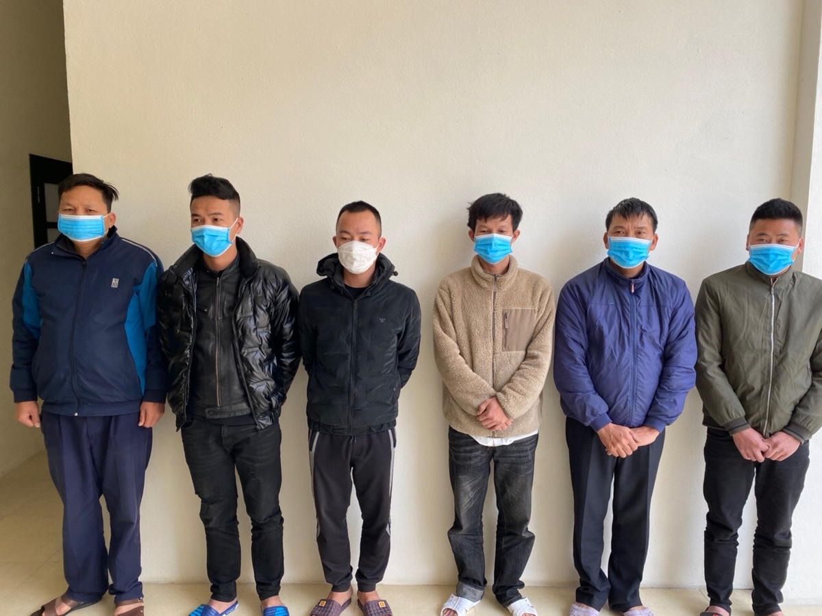 6 con bạc đang say sưa đánh 3 cây thì bị Công an ập vào bắt giữ.