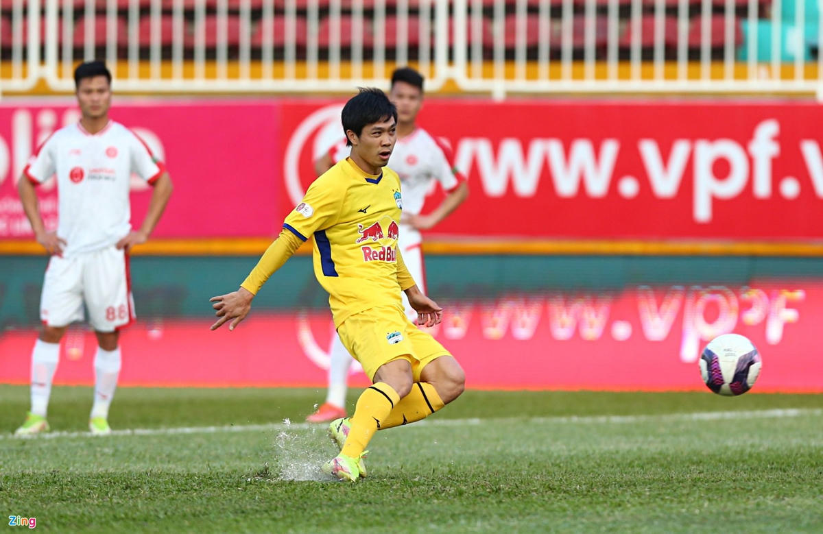 Công Phượng trong trận hòa Viettel 2-2.