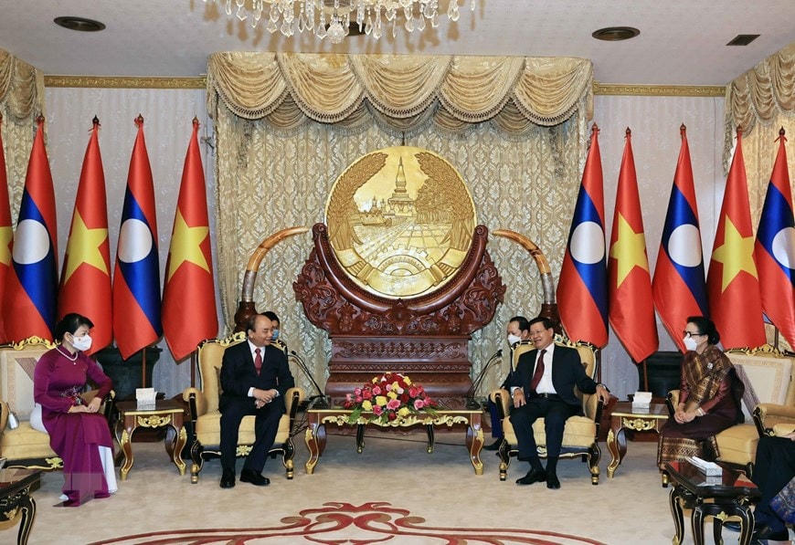 Chủ tịch nước Cộng hòa xã hội chủ nghĩa Việt Nam Nguyễn Xuân Phúc gặp hẹp với Tổng Bí thư, Chủ tịch nước Lào. (Ảnh : Thống Nhất/TTXVN).