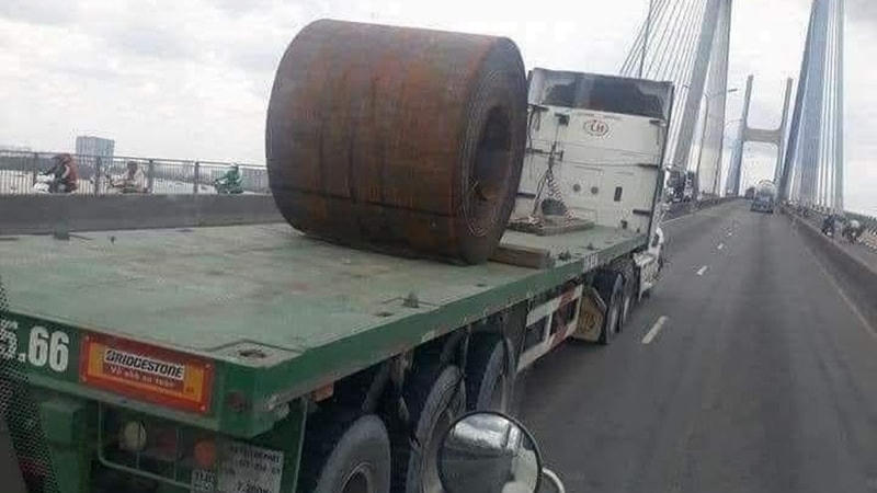 Gần 150 trường hợp chở cuộn thép mất an toàn bị công an TPHCM xử phạt
