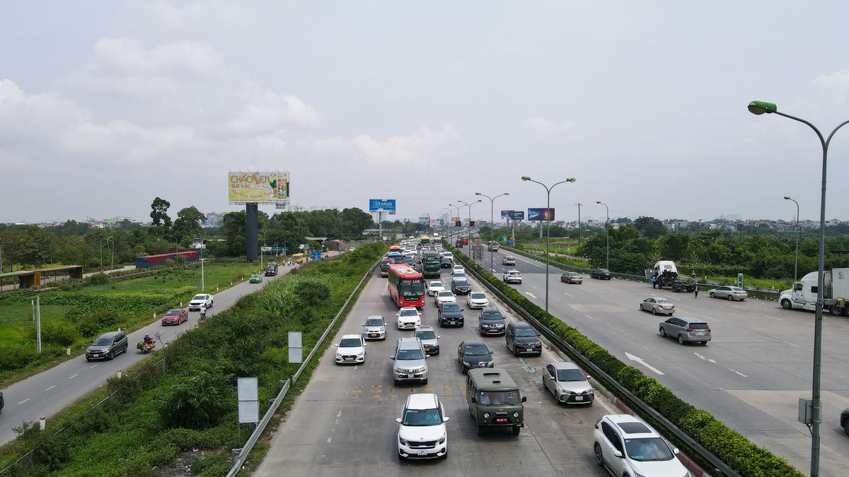 Lượng phương tiện trên tuyến Pháp Vân- Cầu Giẽ ngày càng đông đúc hơn.