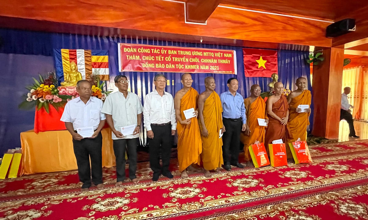 Chủ tịch UBMTTQ Việt Nam tỉnh An Giang Nguyễn Tiếc Hùng tặng quà Tết Chôl Chnăm Thmây các sư sãi, chư tăng.   
