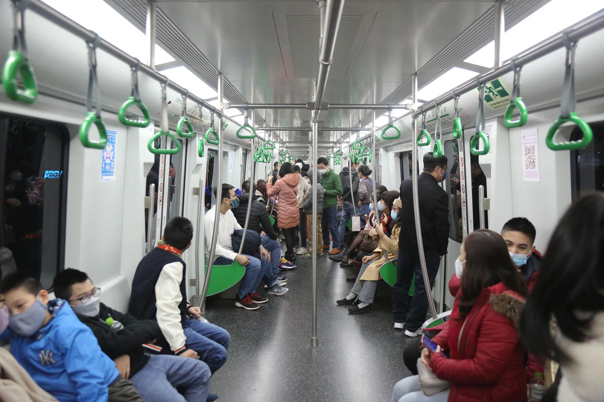 Theo ghi nhận của PV Báo Đại Đoàn Kết, ngày 4/2 lượng hành khách đi tàu Cát Linh – Hà Đông đông đúc, đa phần là các gia đình cho con đi trải nghiệm.