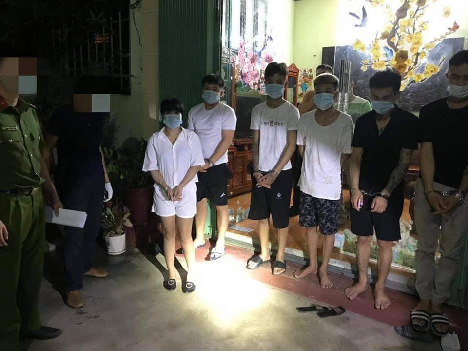 Khám xét nhà Vũ Văn Phong, Công an phát hiện 5 đối tượng đang sử dụng ma túy đá.