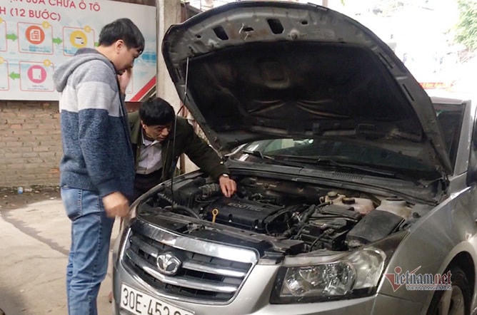 Kiểm tra phương tiện trước khi khởi hành để đảm bảo chiếc xe đang có tình trạng tốt. (Ảnh: Hoàng Hiệp).