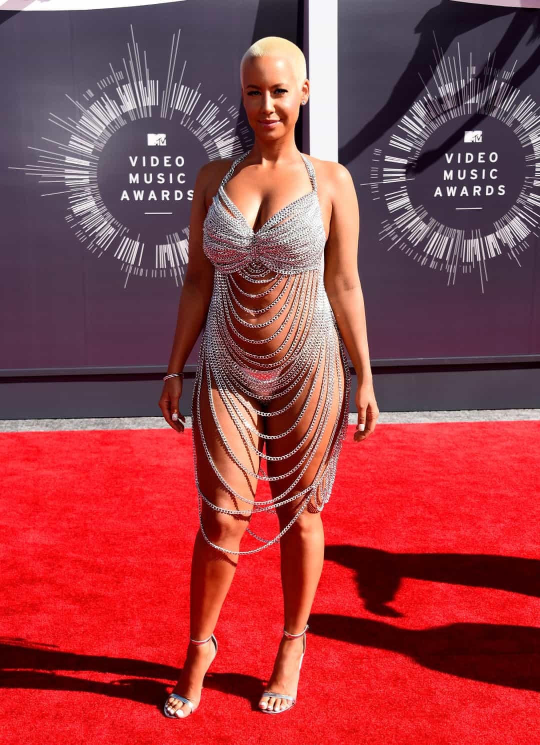 Amber Rose lấy cảm hứng từ chiếc váy hở hang của Rose McGowan mà cô đã mặc tại MTV VMAs 1999, Rose đã làm rung chuyển chiếc váy dây xích Laurel DeWitt này trong cùng một lễ trao giải vào năm 2014.  