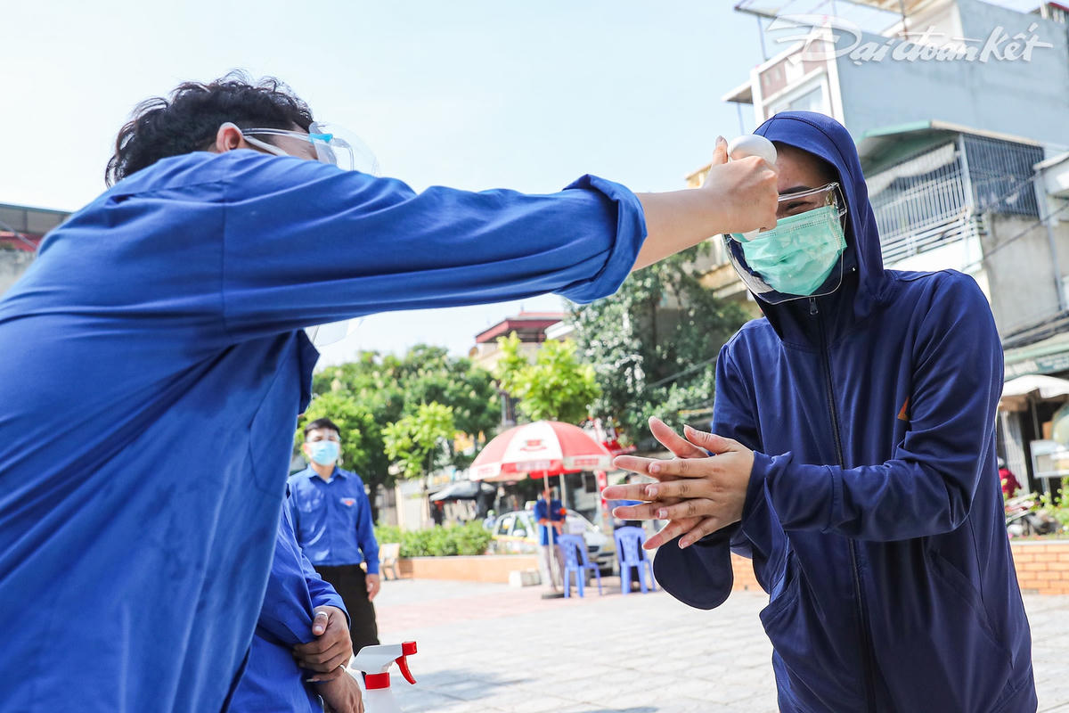 Người dân đến siêu thị phải đảm bảo thực hiện 5K để phòng chống dịch.