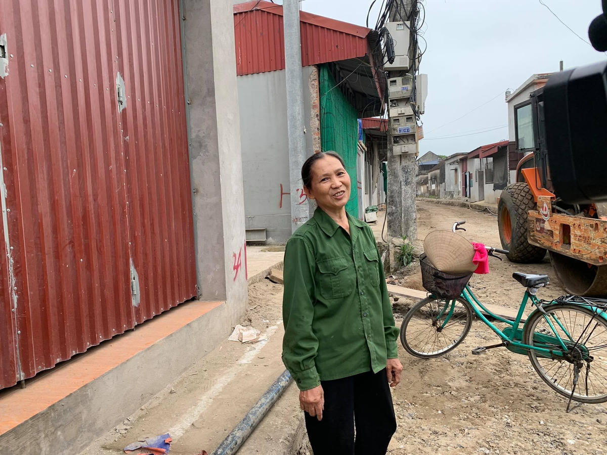 Chia sẻ với Phóng viên, bà cho hay gia đình vừa “hy sinh” một phần công trình nhà vệ sinh để lấy đất hiến góp cho dự án mở rộng đường. Tuy nhiên bà rất vui vì đã làm được việc ý nghĩa, vì lợi ích chung.