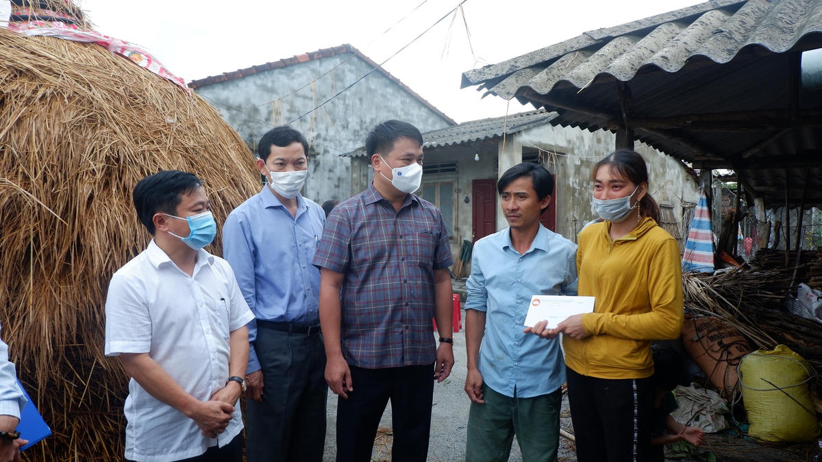 Trao tiền hỗ trợ đình ông Nhạc, người có 4 con bò bị sét đánh chết.