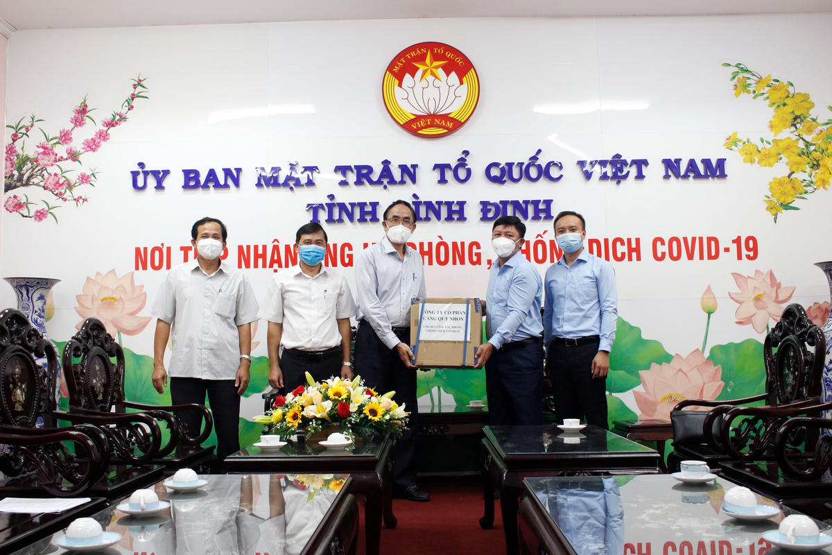 Đại diện Lãnh đạo Sở Y tế tiếp nhận hỗ trợ từ Công ty CP Cảng Quy Nhơn.