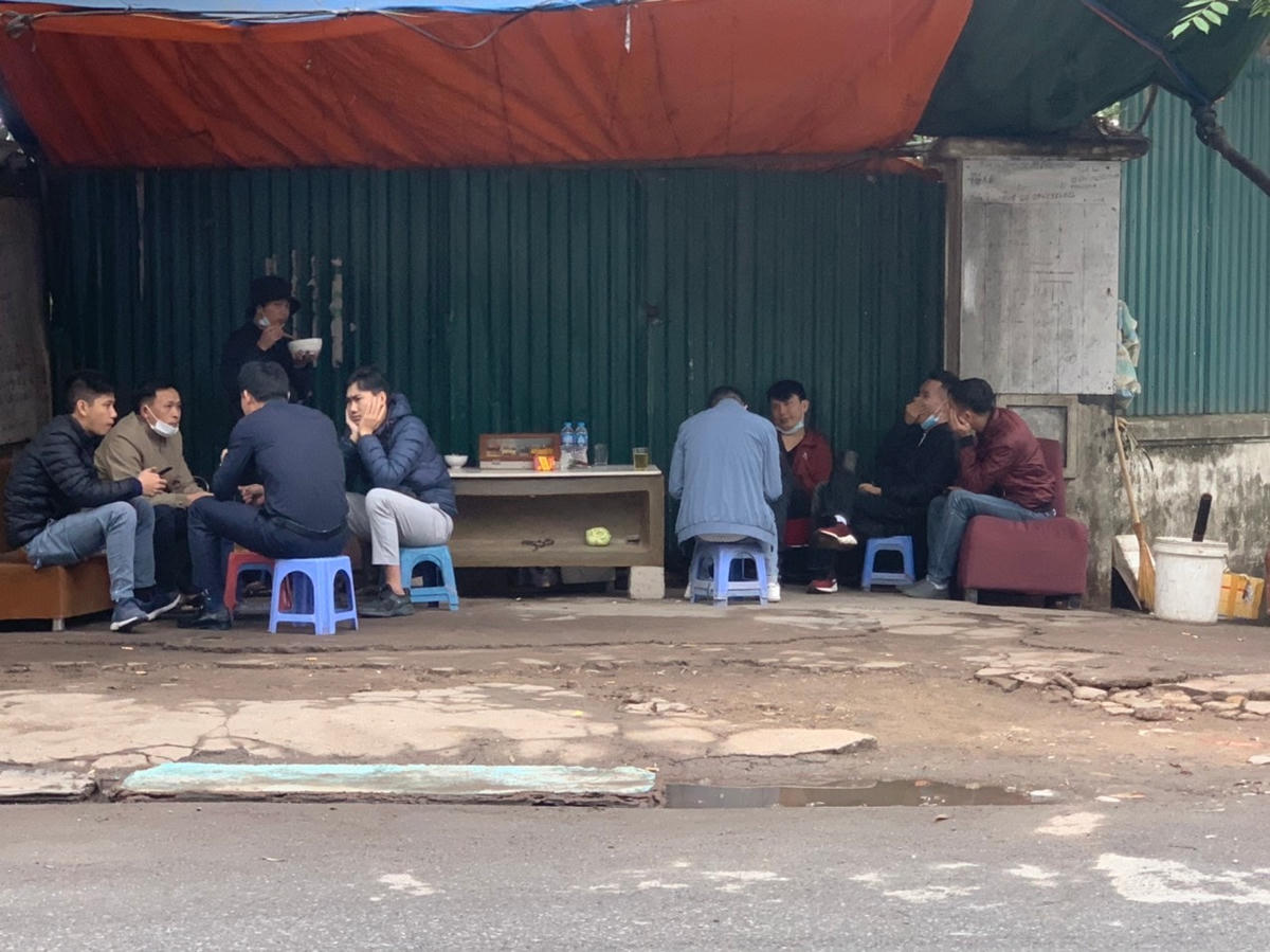 Không có nước rửa tay, không khẩu trang, không đảm bảo giãn cách, các quán trà đá vỉa hè vẫn "vô tư" kinh doanh, bất chấp lệnh tạm dừng hoạt động.