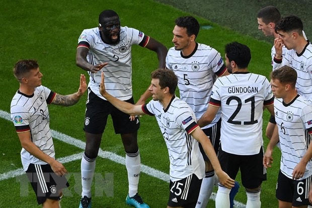 Các cầu thủ Đức mừng bàn thắng phản lưới nhà thứ hai của Bồ Đào Nha trong trận lượt hai bảng F, vòng chung kết EURO 2020 tại Munich, ngày 19/6/2021. (Ảnh: AFP/TTXVN).