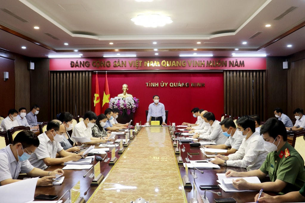 Ông Nguyễn Xuân Ký, Ủy viên Trung ương Đảng, Bí thư Tỉnh ủy, Chủ tịch HĐND tỉnh Quảng Ninh, Trưởng Ban Chỉ đạo phòng, chống dịch Covid-19 cấp tỉnh chủ trì cuộc họp. Ảnh: BQN.