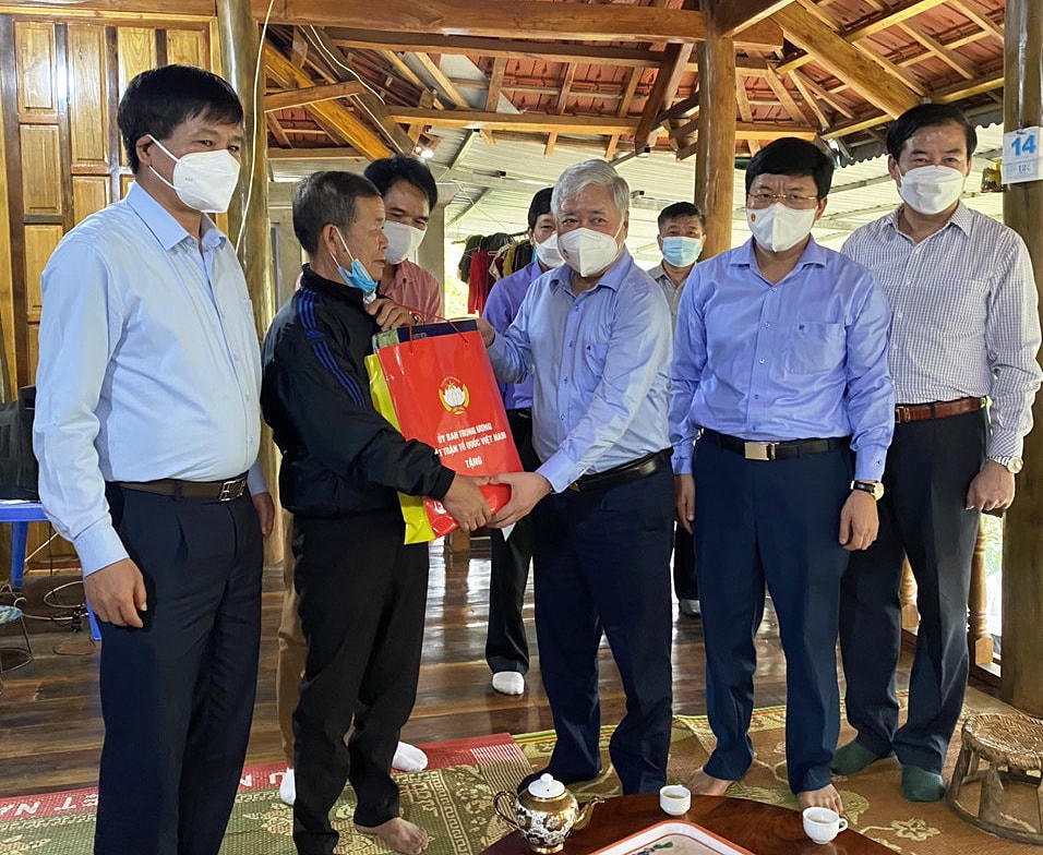Chủ tịch Đỗ Văn Chiến thăm, tặng quà các gia đình được hỗ trợ làm nhà Đại đoàn kết.
