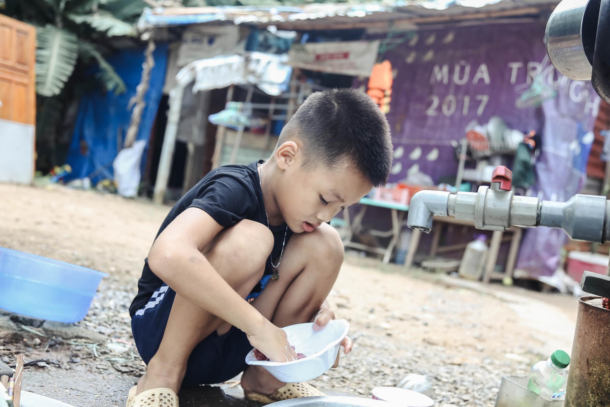 Hiếu Nghĩa (con trai chị Hường) mới chỉ 8 tuổi nhưng biết mình là một người đàn ông trụ cột của gia đình. Mỗi khi rảnh Nghĩa lại đi nhặt chai lọ đem về bán lấy tiền phụ mẹ. Hầu hết những công việc nhà thì đều qua tay Nghĩa vì mẹ không còn đủ sức khỏe để làm, chân tay hoạt động không còn linh hoạt.
